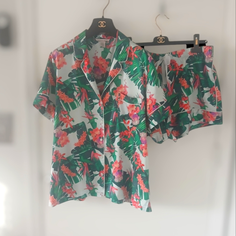 Victoria's Secret Satin Short Pajama Set Print.